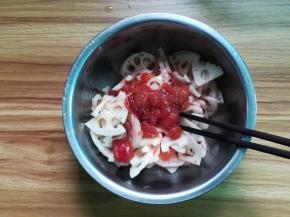 将山楂酱倒入沥干的藕片中拌均匀即可