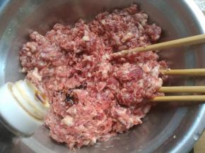 牛肉加入料酒，顺一个方向搅拌均匀。