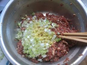 全部顺一个方向搅匀后，加入葱姜。