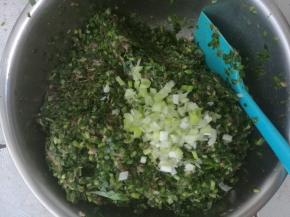 加入葱末姜末，香油。