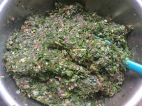 加入鸡粉搅拌均匀饺子馅就做好了。