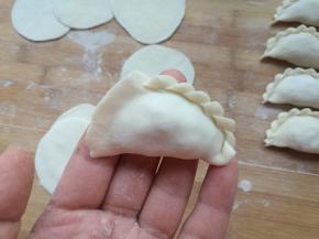 用大拇指和食指捏出花边。