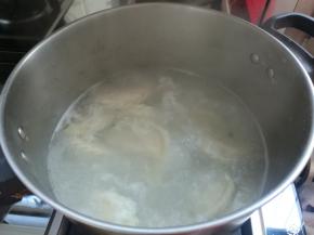 锅放水烧开，下入饺子。开锅后，翻两个滚儿，打点凉水。