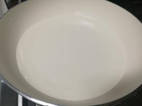 锅内加水烧开。