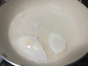 最小火慢慢养熟鸡蛋。