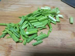 蒜苗洗净切小段。