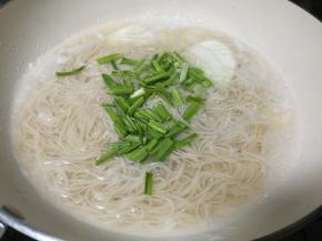 挂面煮熟后，把蒜苗放进去，关火。