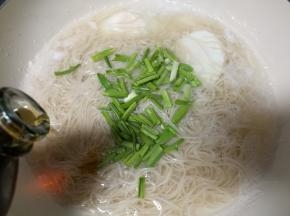 滴入几滴香油，就可以盛出了。