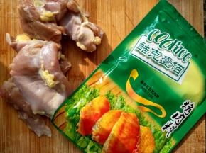 鸡腿清新干净去皮，切成大小适中的块儿