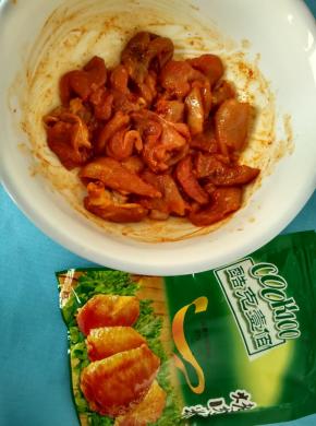 倒入适量的奥尔良烤肉料，搅拌均匀腌制一个小时