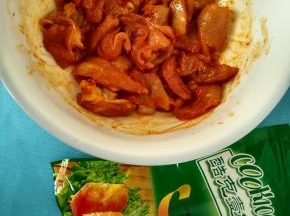 倒入适量的奥尔良烤肉料，搅拌均匀腌制一个小时