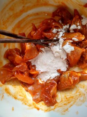 加入玉米淀粉搅拌均匀