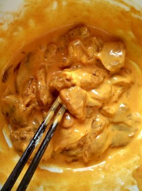 加入鸡蛋清搅拌均匀