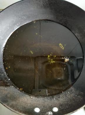 锅里放入适量的油加热到八成热