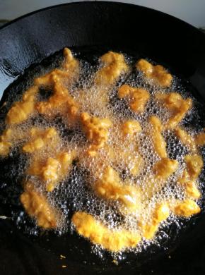 放入鸡腿块儿小火炸