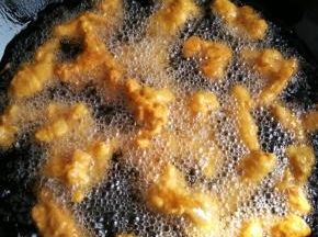 放入鸡腿块儿小火炸