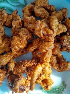 炸至金黄色捞出淋干出锅备用