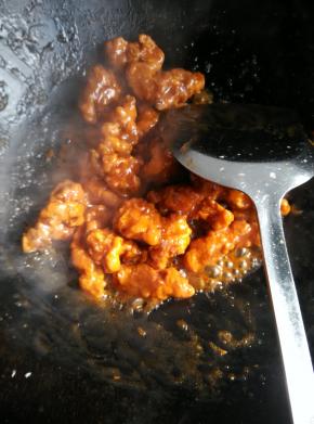 锅里留少许油，放入番茄酱，糖，醋，加入炸好的肉块儿用水淀粉勾芡收汁