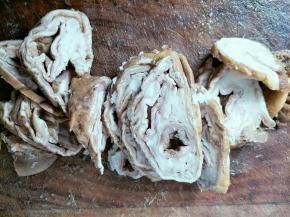 肥肠洗干净以后切成片