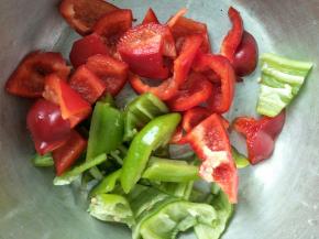 彩椒掰成小块备用