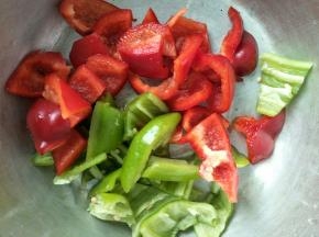 彩椒掰成小块备用