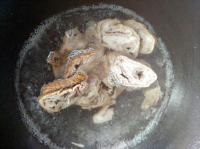 锅中烧开水，把肥肠烫三分钟