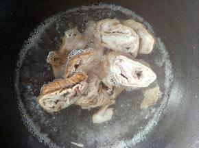 锅中烧开水，把肥肠烫三分钟