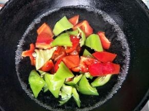 放入彩椒焯一分钟