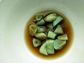 腊八蒜切片，倒入适量腊八醋备用