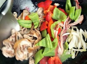 锅内倒油，葱姜蒜爆香以后，放入肥肠和彩椒翻炒