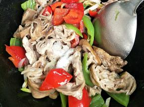 放入盐和味极鲜进行翻炒