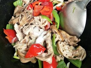 放入盐和味极鲜进行翻炒