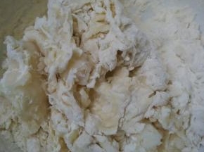油皮所有材料搅拌均匀和成光滑的面团