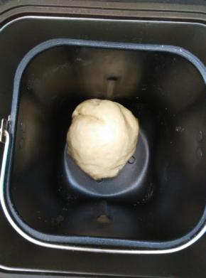 放入面包机内启动和面程序，揉出手套膜