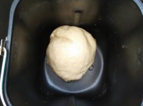 放入面包机内启动和面程序，揉出手套膜