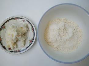 称量好油酥材料，揉搓成面团