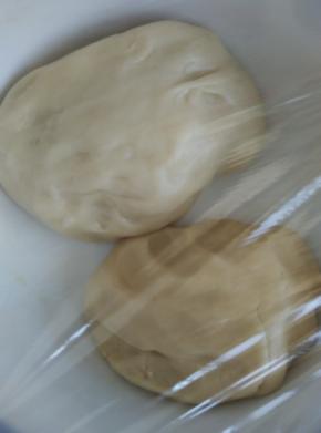 油皮和油酥放入保鲜袋里松弛30分钟