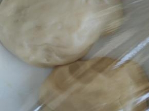 油皮和油酥放入保鲜袋里松弛30分钟