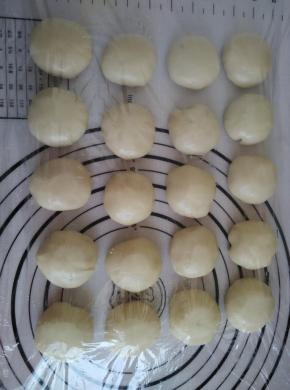 把油酥包入油皮中松弛30分钟