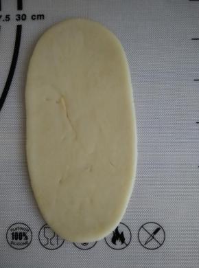 取一个用擀面杖擀成牛舌状