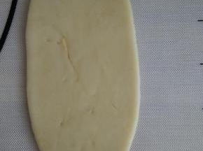 取一个用擀面杖擀成牛舌状