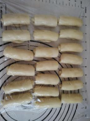 依次做好盖保鲜膜松弛15分钟