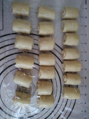 再一次擀成牛舌状，自上而下卷起盖保鲜膜松弛15分钟