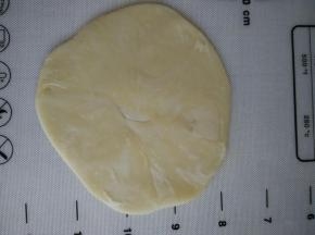 按扁擀成面皮