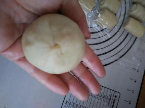 包入豆沙花生馅用虎口收圆