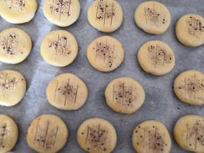 按扁刷蛋液，用刀化两下露出馅即可