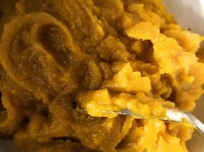 用勺子捣成泥