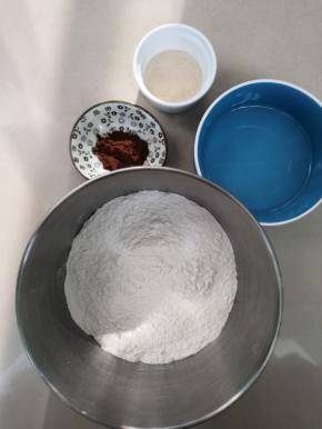 称量好面粉，水，可可粉，酵母