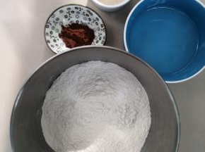 称量好面粉，水，可可粉，酵母