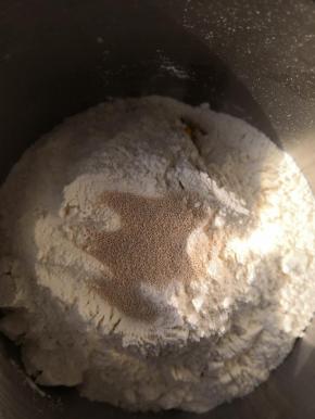 先把南瓜泥放入面包机内，再加入面粉最上面放酵母和成光滑的面团取出，再加入水放面粉酵母揉成白面团